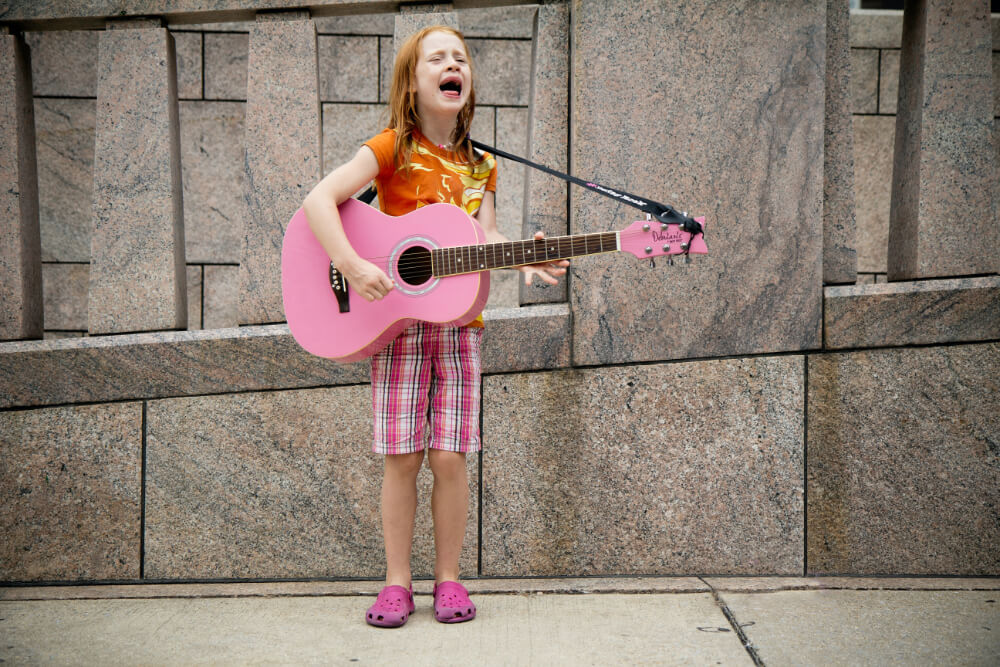 girl-guitar-street